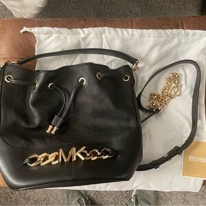 Michael Kors Devon medium bucket bag in black leather